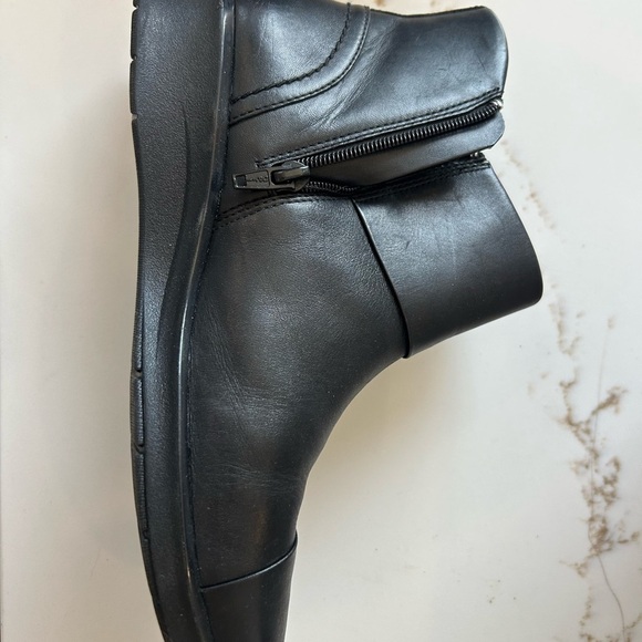 Clark’s Women's Hope Track Black Leather Ankle Boot size 7.5 - Picture 3 of 6